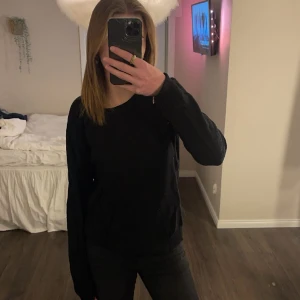 Stickade tröjor  - 2 jättefina sköna stickade tröjor från vila, en vit och en svart. Den svarta är storlek M och den vita är storlek S men de sitter ganska lika. Man kan köpa båda för 150 eller 1 av dom för 75 kr💞 