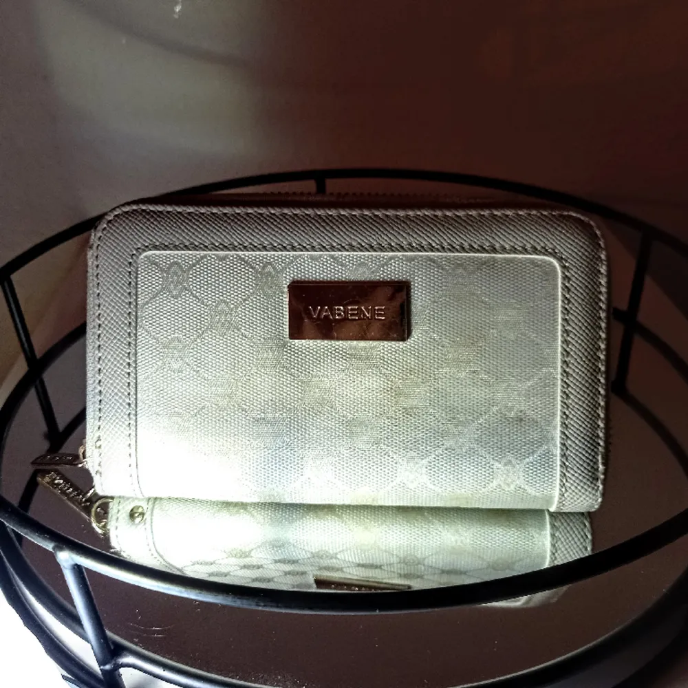 Hand-/plånboks väska i fint skick, knappt använd! ✨️ Det enda tråkiga är att 