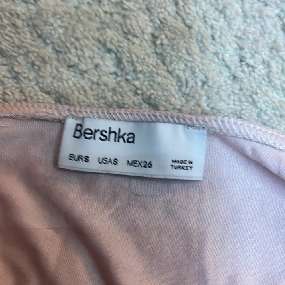 Ljusrosa linne ifrån Bershka i storlek s, linnet är kort, har långa band och är väldigt stretchigt. Toppar.
