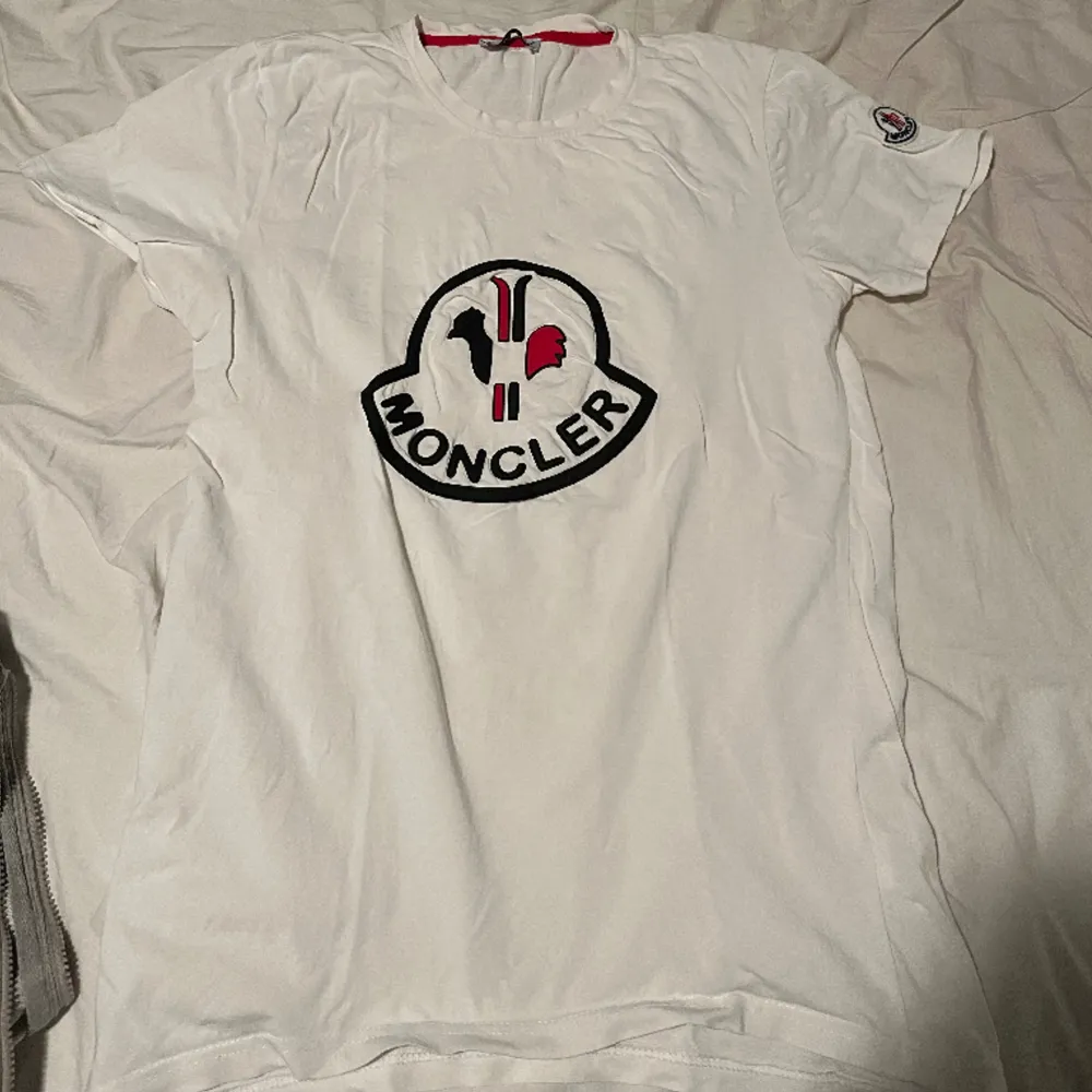 Säljer nu min moncler tröja som är använd ett fåtal gånger. Säljer för det blivit för liten för mig. Skick 10/10 och en helt underbar t shirt. . T-shirts.