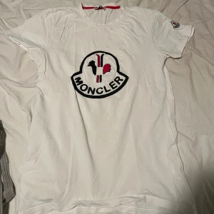 Moncler t shirt  - Säljer nu min moncler tröja som är använd ett fåtal gånger. Säljer för det blivit för liten för mig. Skick 10/10 och en helt underbar t shirt. 
