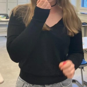 Svart tröja - Från HM Basic i storlek XS. V-neck och sitter lite åt vid handleden och midjan så ger en fin form. I bra skick.