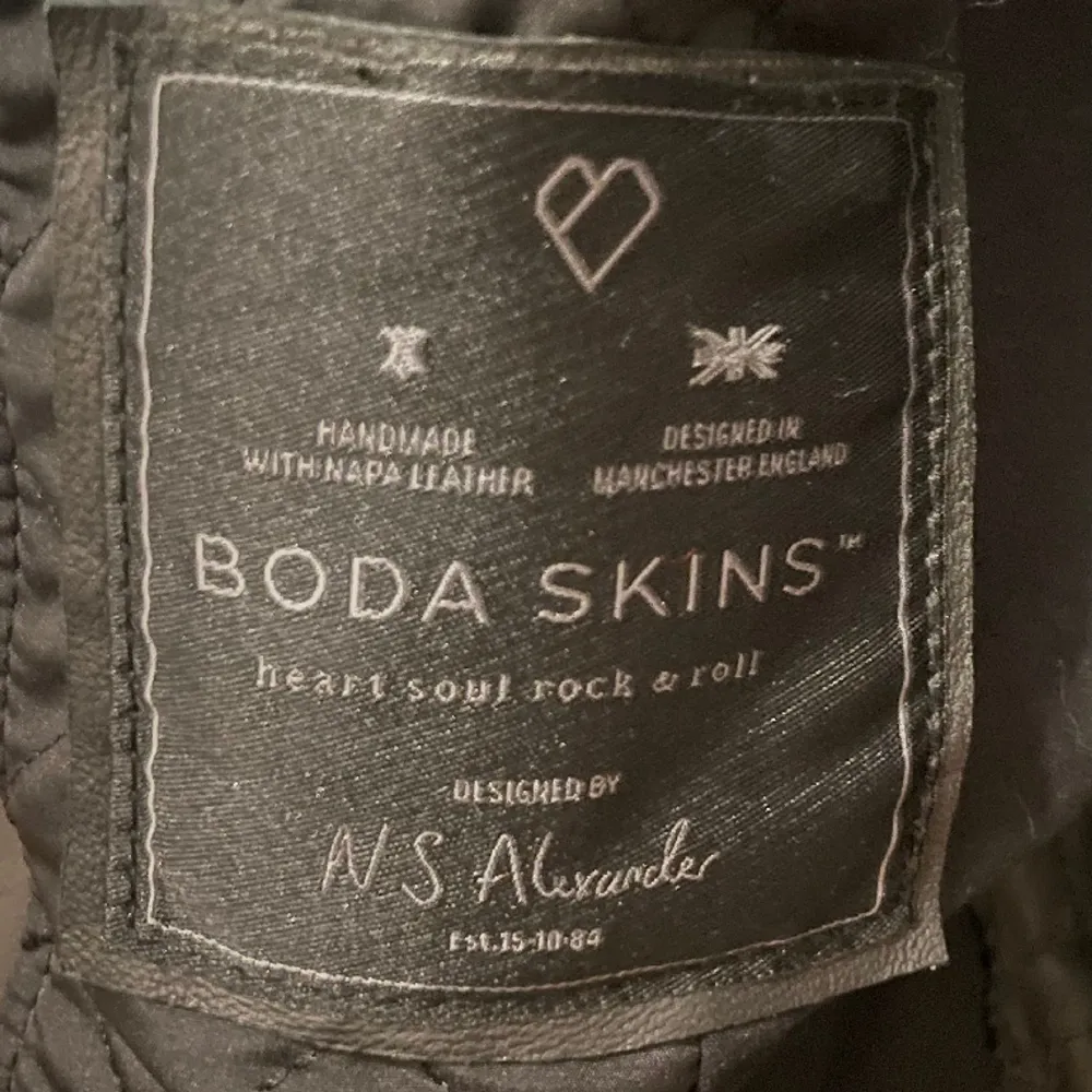 Iprincip helt ny skinnjacka från Boda Skins, inga skador varken på jackan eller detaljerna. Använd 1-2 gånger. Inköptes 2020 för £409 (5332kr)     . Jackor.
