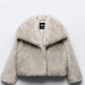 Zara pälsjacka  - Säljer denna fina pälsjacka som är helt slutsåld nu, den ä från zara. Den är i superbra skick och är köpt från Plick. Säljer den för jag inte kommer använda den. 