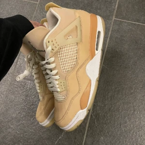 Air Jordan 4 Shimmer - Hej, jag säljer ett par Jordan 4 Shimmer i storlek 44. De är endast använda ett fåtal gånger och är vid nyskick. Nypris är 4000 kronor! Vid snabb affär kan jag även gå ner i pris:) 
