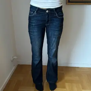 Snygg jeans som e knappt använda!! Skriv för mer information eller om intresserad💗🩷