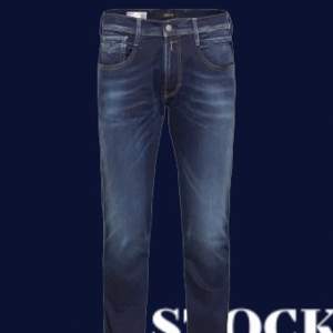 Ett par fetta jeans i bra skick💯, dom är i storlek 30/32 super bra kvalitet och gjort i ett skönt material☁️  Innerben cm ytetben cm📏 allt tvättas innan det skickas✅ och vi säljer den här plagget för endast 499💵