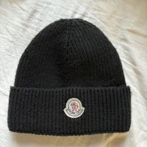 Moncler mössa - Moncler mössa använt skick 