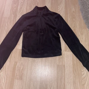 Dragkedjetröja  - Svart tröja med dragkedja i storlek S från Gina tricot