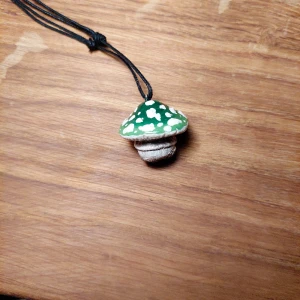 Halsband  - Handgjort halsband med förlägningsbart snöre. Skriv gärna om du har frågor eller vill ha fler bilder!