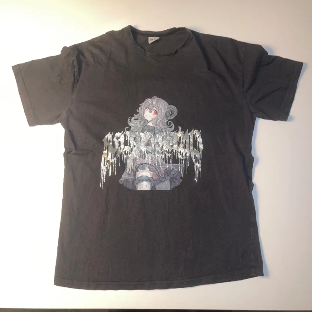 T-Shirt with anime print. Streetwear brand, won’t find anything like that in Sweden. Condition 9/10. T-shirts.