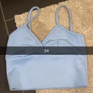 Topp  - Säljer denna topp. Köpare står för frakt 