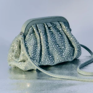 väska - säljer denna väska från zara. mycket bra skick. nypris: 200kr mitt pris: 100kr. skriv för fler bilder.