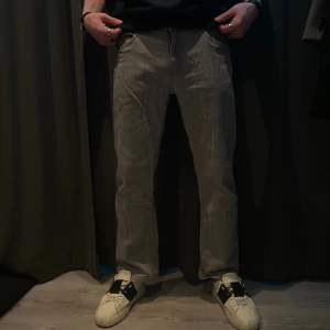 Ett par stilrena, gråa jeans. Knappt använda, Inga defekter. | storlek: 31/32 |  Modellen på bilden är 1,86 lång för referensen. Nypris: 900kr,  mitt pris: 599, billigare vid snabb affär