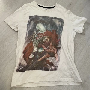Marvel tröja - Cool tröja med Thor på, funkar perfekt som sovtröja. Billigt pris pga hålet som syns på andra bilden🤍