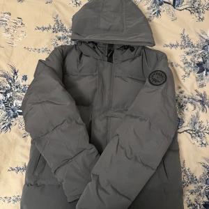 Canada Goose  - En ny Canada goose i modellen Macmillan black label. Identisk till orginal som har ett på orginal pris på 14000kr. Passar perfket till Vintern (alla tags finns)