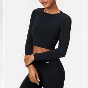 träningströja  - långärmad träningströja från stronger 🖤 köpte denna i slutet av sommaren men den har knappt kommit till användning då jag har andra jag gillar bättre. nypris 499kr