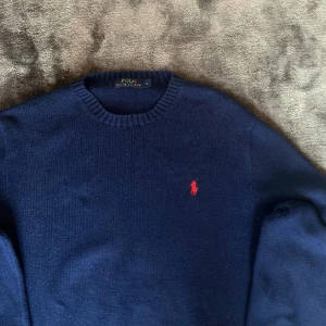 Ralph lauren tröja  - Säljer min fina Ralph lauren tröja storlek m. Självklart äkta med Inga defekter. Rekommenderar att kolla mina andra annonser också 