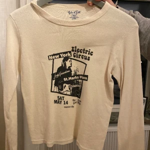 Långärmad - Supersnygg långärmad tröja från Brandy Melville som jag köpte förra året, den har bara använts ett fåtal gånger och är i därav i bra skick 💗 Brandy har ONESIZE men skulle säga att den sitter som en XS/S 🤩