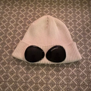 CP company mössa - Säljer nu min CP company mössa som endast är använd nu på hösten, säljer eftersom jag köpt en annan mössa