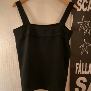 Svart topp - Väldigt fin topp som jag skulle säga är i stl S/M! Bra kvalitet