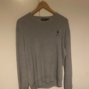 Polo Ralph lauren  - Säljer denna feta crewneck från polo Ralph lauren. Skick 8/10, hör av er vid frågor😃