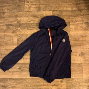 Moncler windbreaker  - Säljer nu min moncler windbreaker! Den är i väldigt fint skick. Vid frågor så är de bara att höra av sig!