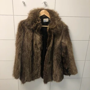 Äkta pälsjacka Storlek S - Säljer denna pälsjacka (Varg) som jag köpt vintage på Beyond Retro. Passar XXS-S. Sitter perfekt i formen med rak passform samt lite in i midjan med fluffig krage,  och så cool! OBS: Båda fickorna har lossnat & behöver sys fast. Inget jag orkar fixa😂