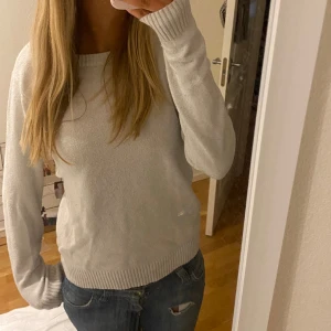 stickad vittröja - superfin vitstickad tröja från vila! fick en likadan så säljer denna! den är välanvänd och därför lite nopprig!!🤍🤍