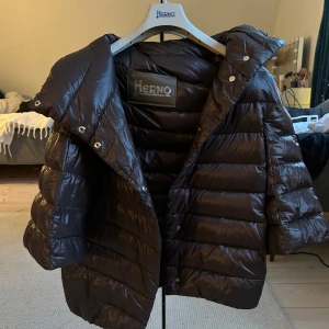Herno jacka  - Säljer min super fina Herno jacka som har en mörkbrun färg ❤️ Den är använd men fortfarande i bra skick 🫶🏽 Storlek S