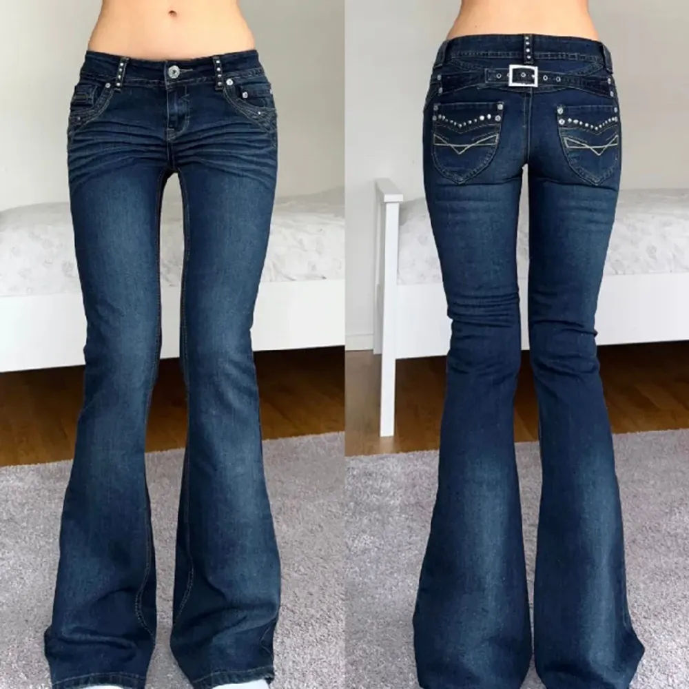 Ascoola y2k jeans i bootcut modell! Köpt här på Plick men var tyvärr för långa för mig. Midjemått: 76 cm Innerbenslängd: 84 cm. Jeans & Byxor.