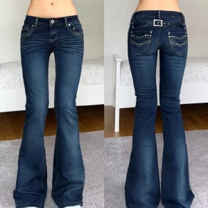 Y2k jeans - Ascoola y2k jeans i bootcut modell! Köpt här på Plick men var tyvärr för långa för mig. Midjemått: 76 cm Innerbenslängd: 84 cm