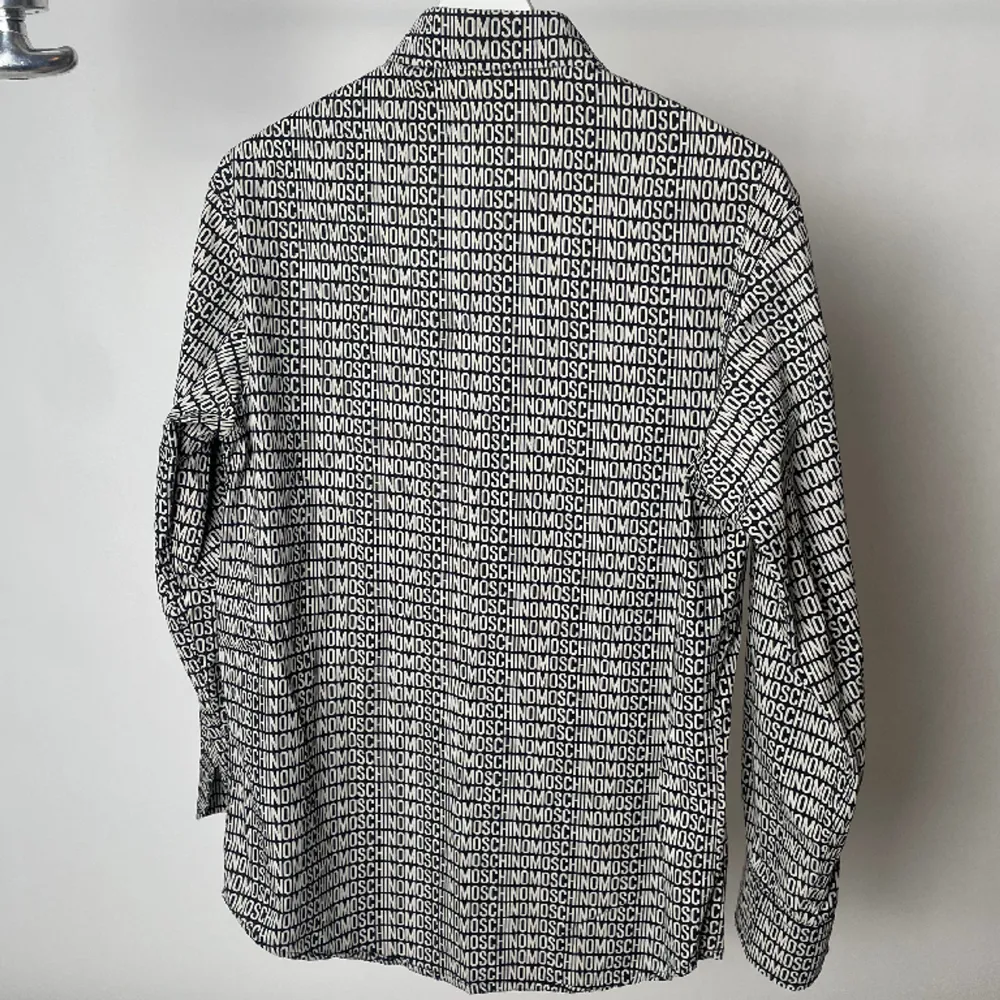Skjorta från moschino men tryck över hela i svart/vitt💕 så fin och inköpt i Paris💕💕 säljer pga kommer inte till användning längre. Storlek S🧚‍♀️. Skjortor.