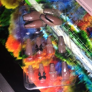 Naglar 💅🏼  - Dom är väldigt fina och det finns lim och nagelfil det finns flera storlekar dom är väldigt fina om man har på sig 