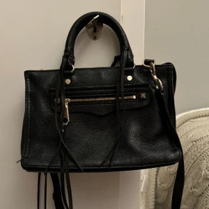 Rebecca Minkoff  - Säljer denna söta Rebecca Minkoff väska. Köpt på NK för några år sedan. Bra skick, gulddetaljer 