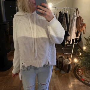 Stickad hoodie - Stickad Hoosiers med knytdetalj