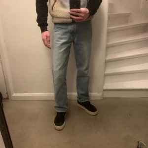 Dr denim - Säljer ett par jeans som ej används längre, tyvärr är det hål i båda fickorna men går lätt att laga!