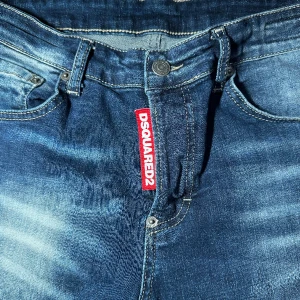 Dsquared2 jeans  - Inte säker på om dem är äkta därav säljer jag så billig. Skriv gärna för fler bilder eller information. Numeric size 48  Alpha Size S/M  Waist 80-84  Seat 96-100  Inside leg 82-83 