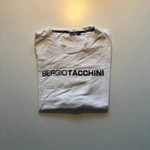 Vit T-shirt från Sergio Tacchini, helt oanvänd