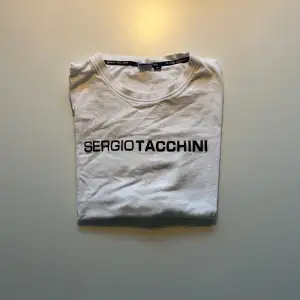Vit T-shirt från Sergio Tacchini, helt oanvänd