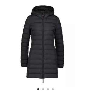 Parajumpers långa dunjacka  - Säljer min parajumper, köpt på johnells och endast använd en vinter. Jackan är i fint skick men har ett hål på baksidan, under rumpan. Detta är något man kan fixa hos en skräddare för billigt pris. Skriv till mig privat för flera bilder o vid intresse!:)