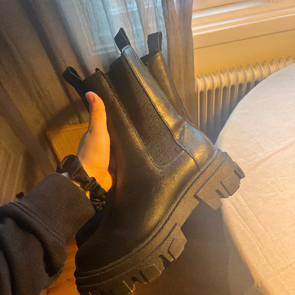 Säljer dessa boots från din sko då dom inte kommer till användning. Använda ca 5 ggr så i fint skick! Storlek 36. Köpta för 700kr.. Skor.