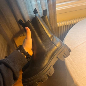 Boots - Säljer dessa boots från din sko då dom inte kommer till användning. Använda ca 5 ggr så i fint skick! Storlek 36. Köpta för 700kr.
