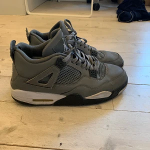 Jordan 4 retro ”cool grey” - Skorna är under köpta 2021. Säljer dem då de stått o samlat damm de senaste 2 åren. Skorna är i helt ok skick med mindre skador. Pris kan diskuteras.