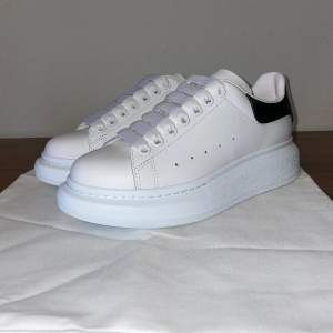Alexander McQueen oversized sneakers färg vitt/svart. Aldrig använda, dust bag och extra snören ingår. 