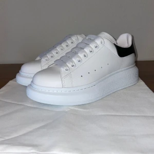 Alexander McQueen oversized sneakers  - Alexander McQueen oversized sneakers färg vitt/svart. Aldrig använda, dust bag och extra snören ingår. 
