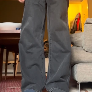 Levis jeans - Mörkgråa jeans från levis. Oklar modell tror det är nån highwaisted dammodell. Stl 30 