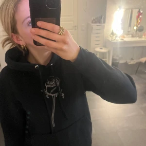 Ros hoodie  - Säljer min fina Hoodie som inte kommer till användning längre, inga defekter, nypris 600!💕