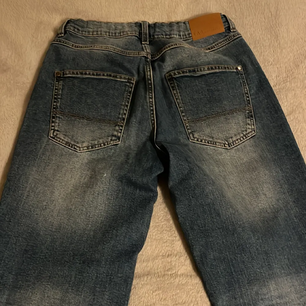 Ett par fräscha jeans från Kappahl i färgen blå. Säljer dem för att de är för små. Storleken är 164cm men passar även om man skulle vara 170cm  typ. Hör gärna av er om ni har någon fråga . Jeans & Byxor.