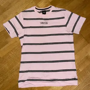Säljer ljusrosa Vans T-shirt i storlek M. Bara använd fåtal gånger så är i väldigt bra skick. Ganska tjockt material. 